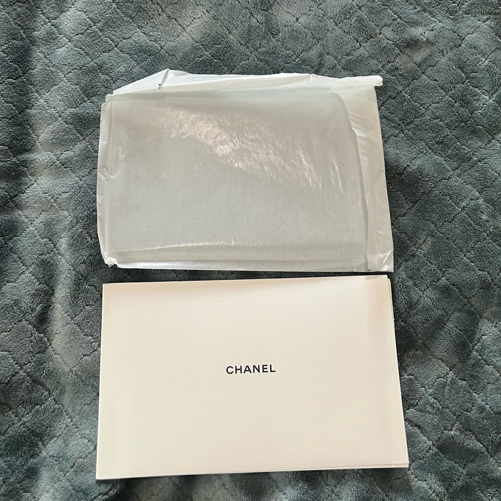 Chanel White folder‎